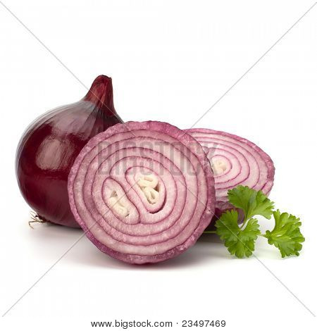 Rot in Scheiben geschnitten, Zwiebeln und frische Petersilie-Stilleben, isolated on white background