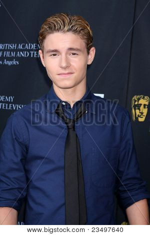 LOS ANGELES - SEP 17: Callan McAuliffe érkezik, a 9 éves BAFTA Los Angeles TV Tea Party. a