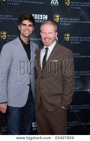 LOS ANGELES - WRZ 17: Justin Mikita, Jesse Tyler Ferguson przybywa w 9 dorocznej nagrody BAFTA Los Angel