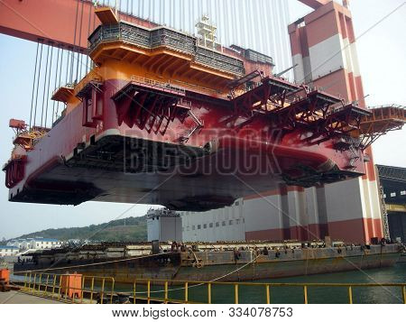 Biggest Shipyard Crane In The World Heavy Module Lift, Yantai, China.