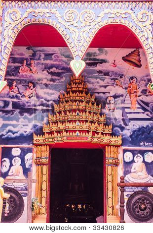 黄金の扉タイの寺院建築の塗装し、装飾が素晴らしいです。