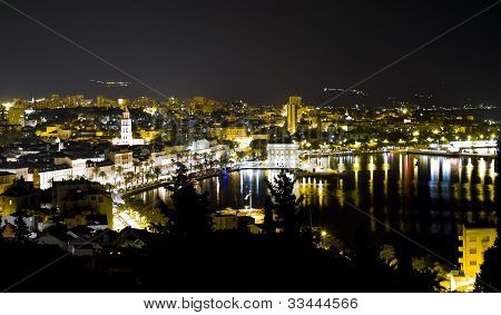 Miasto Split w nocy