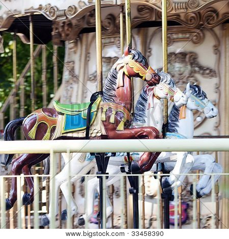 Viejo carrusel con caballos