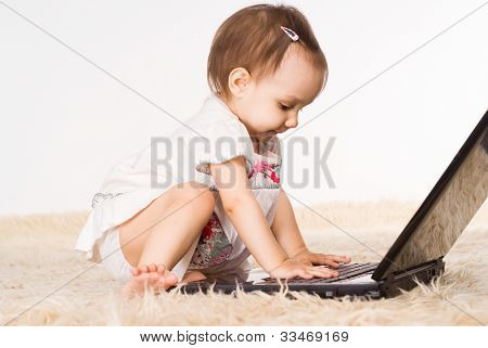 Holčička s notebookem