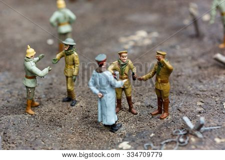 Officer and soldiers at a halt, miniature scene