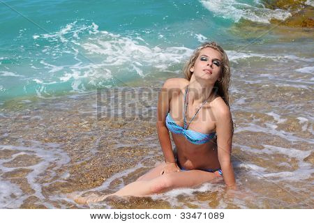 Bucato. Bella donna In mare Breaker