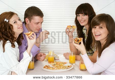 LÃ¤cheln Sie caucasian Gruppe von vier Personen mit Pizza und Saft sitzen