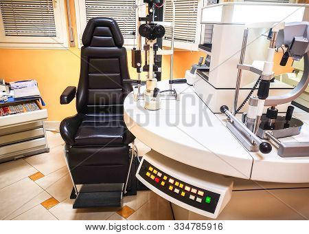 Oculist Clinic Specialist Eye Doctor Ophthalmologist Office .