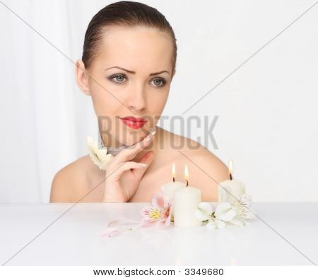 Schöne blonde junge Frau mit Kerzen