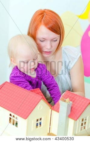 Enfants et leur mère jouant avec Dollhouse