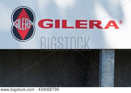 Bordeaux , Aquitaine France - 09 05 2021 : Gilera Logo Brand And Text Sign Of Bike Dealership Shop F