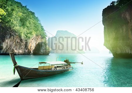 barca sulla spiaggia dell'isola nella provincia di Krabi, Thailandia
