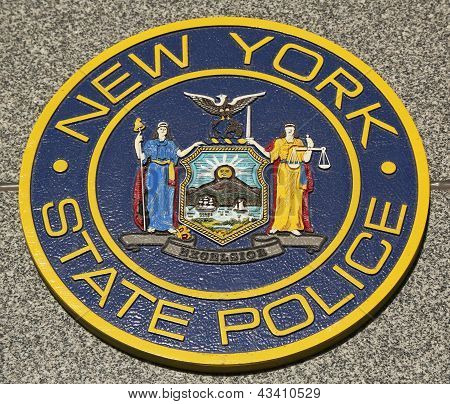 Nova emblema da polícia estadual no memorial oficiais caídos em Brooklyn, NY.