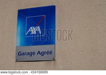 Bordeaux , Aquitaine  France - 09 20 2021 : Axa Garage Agree Logo Brand And Text Sign Front Of Frenc