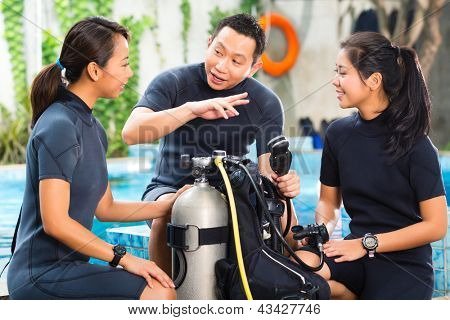 Ázsiai emberek a búvár búvár iskola ruha-val egy oxigénpalack tanfolyam