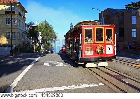San Francisco - Dec. 30, 2008: Antique Cable Car Powell Hyde Line On Hyde Street At Lombard Street W