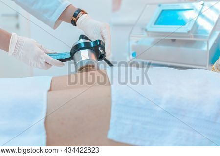 Leg Cavitation Treatment For Fat Reduction, Beauty Ultrasonic Massage Therapy At Salon