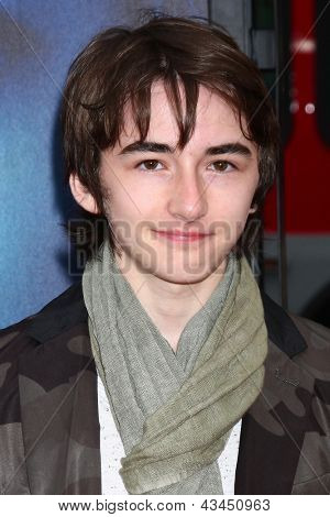 LOS ANGELES - MAR 18: Isaac Hempstead-Wright dorazí na premiéru 