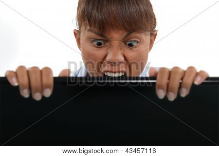 사업가 물고 노트북 화면