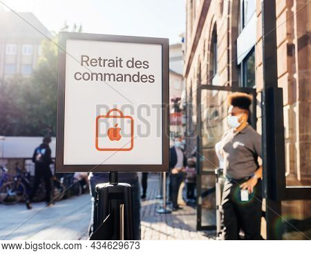 Strasbourg, France - Sep 24, 2021: Sunlight Flare Retrait Des Commandes Translated As Pick-up Of Int
