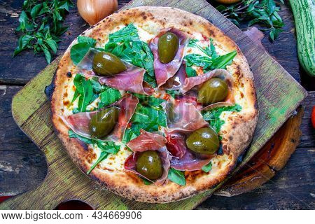 Pizza with Parma ham, figs, rucula and honey