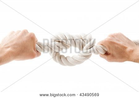 Handen bonden de knoop aan een touw