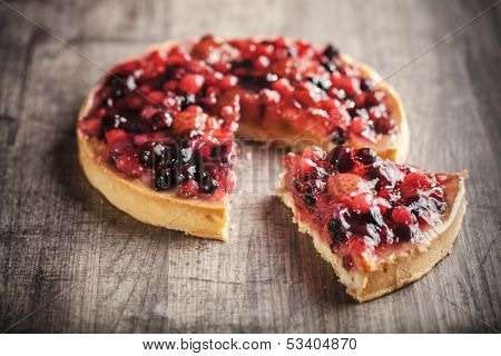 пирог вкусный фруктовый десерт на деревянных фоне