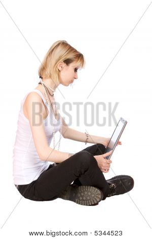 Nastolatka na laptopie