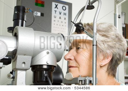 Lady mit Test Augenuntersuchung