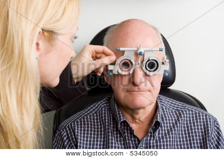 älterer Mann mit Augenuntersuchung