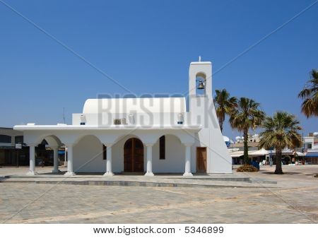 Weiße Kirche und Palmen, Agia Napa, Zypern