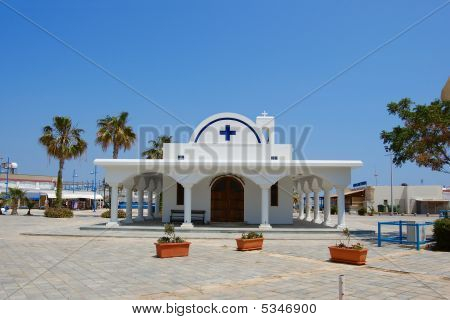 Weiße Kirche und Palmen, Agia Napa, Zypern