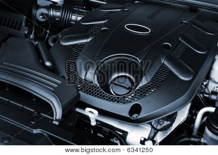 Výkonný motor