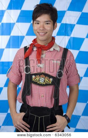 Ragazzo con bavarese Oktoberfest pantaloni di cuoio (lederhose)