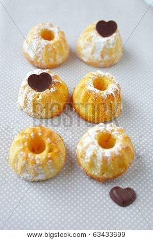 Six bundt cakes