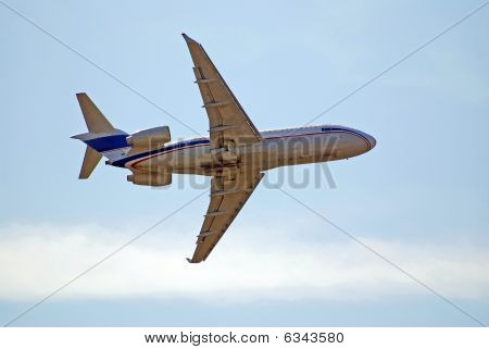El avión en el cielo