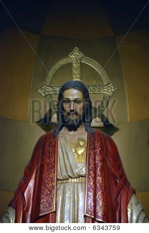 La estatua en la iglesia