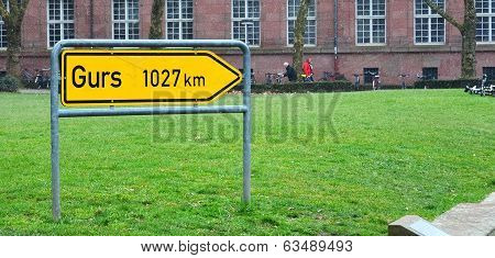 Sign To Gurs