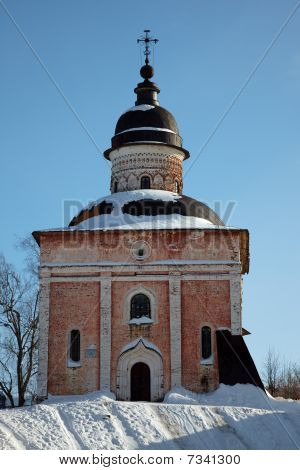alte Russisch-Orthodoxe Kirche im Winter, kirillov