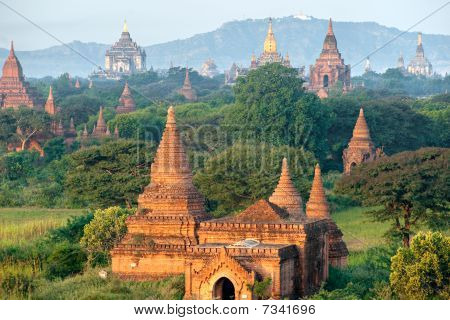 La piana di Bagan in Myanmar al tramonto.