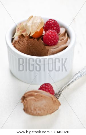 Çikolata Mousse tatlı bir kaşık ile