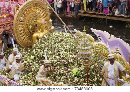 Samut Prakarn,thailand-october 7, 2014:the Lotus Giving Festival(rab Bua) In Samut Prakarn,thailand.
