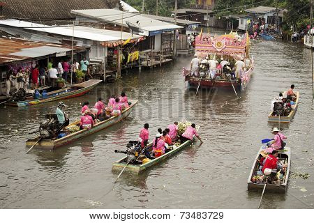 Samut Prakarn,thailand-october 7, 2014:the Lotus Giving Festival(rab Bua) In Samut Prakarn,thailand.
