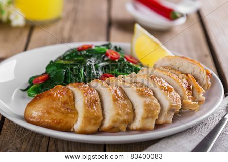grilled chicken breast with spinach and peppers