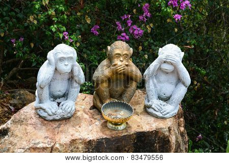 Figurines grustyaschih monkeys