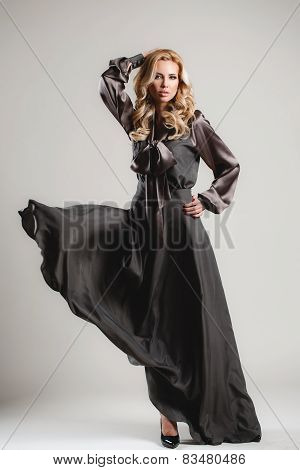 The model comes on the catwalk during a fashion show.