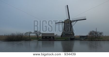 Storico mulino a vento olandese In inverno