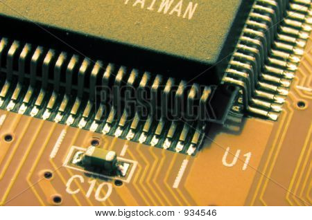 Microcircuit ใหญ่บนกระดานสีส้ม