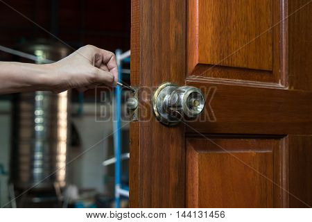 locksmith for repair lockpicker on wood door