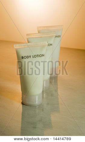 Rör med bodylotion och balsam för skönhetssalonger.